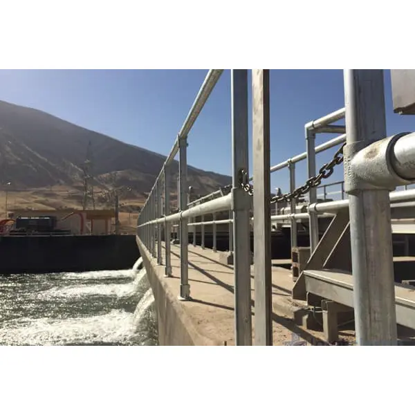 Konstrukční fitinka, spojka ocelových trubek pr. 48,3 mm | pr. 33,7 mm – úhlový spojovací kříž 161R-D48/B34